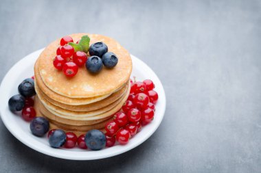Krepler. Taze dutlu krep yığını..