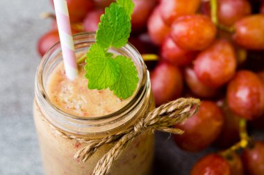 Üzüm suyu, gri arka planda..