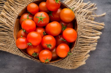 Gri arkaplanda domates.