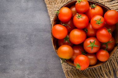 Gri arkaplanda domates.