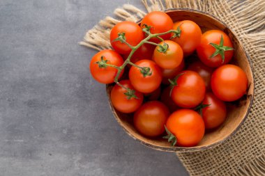 Gri arkaplanda domates.