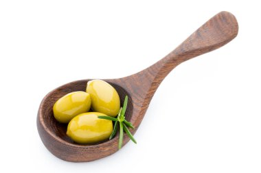 Turşulu yeşil zeytin kaşığı, beyaz arka planda ağaç dalı..