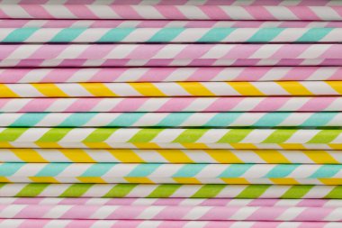 Smoothie için renkli pipetler.