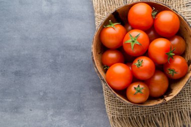 Gri arkaplanda domates.