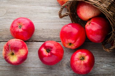 Masada olgun kırmızı elmalar var. Yakın plan..