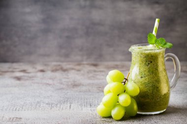 Üzüm suyu, gri arka planda..