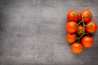 Gri arkaplanda domates.