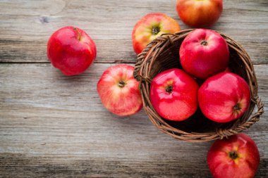 Masada olgun kırmızı elmalar var. Yakın plan..