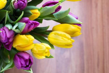 Gri arkaplanda çiçekler.