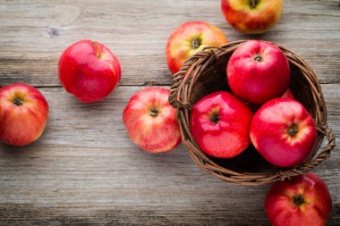 Masada olgun kırmızı elmalar var. Yakın plan..