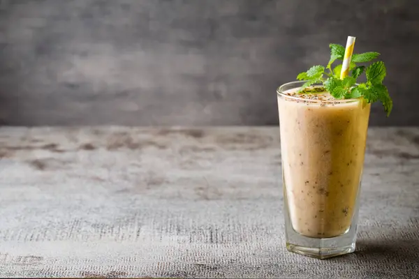 Banan Och Citron Smoothie Den Grå Bakgrunden — Stockfoto