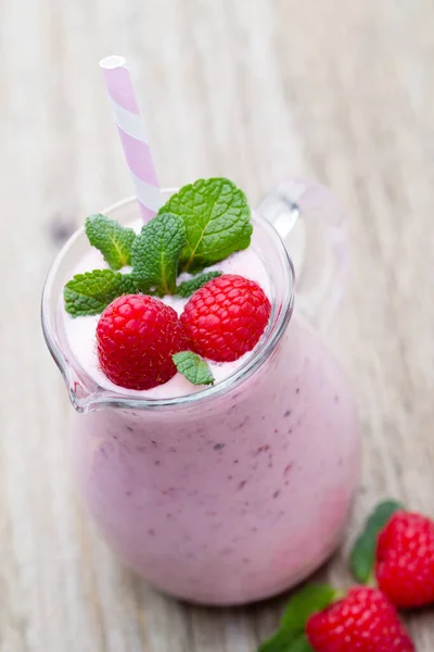 Batido Leche Frambuesa Con Decoración Menta —  Fotos de Stock