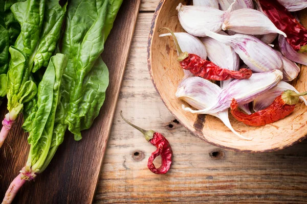 Bündel Frisches Spinachl Auf Einem Hölzernen Hintergrund Knoblauchmischung Einer Schüssel — Stockfoto