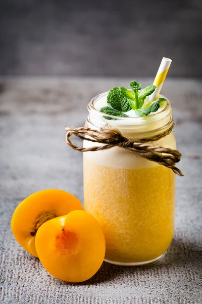 Pflaumen Smoothie Auf Grauem Hintergrund — Stockfoto