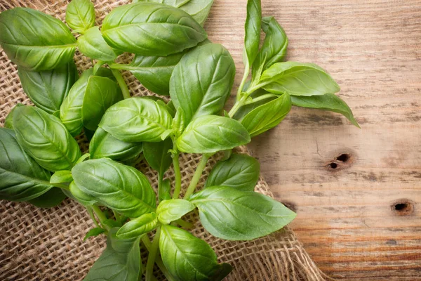 Bündel Frisches Basilikum Auf Einem Hölzernen Hintergrund Aromatisches Gewürz — Stockfoto