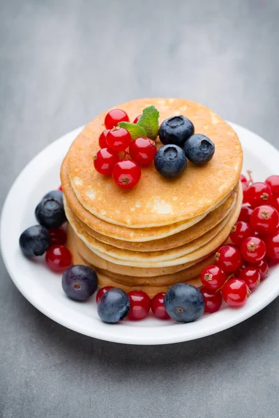 Pannkakor Stack Pannkakor Med Färska Bär — Stockfoto