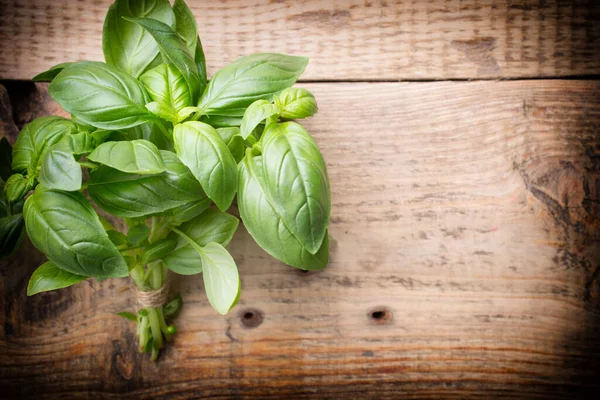 Bündel Frisches Basilikum Auf Einem Hölzernen Hintergrund Aromatisches Gewürz — Stockfoto