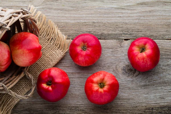 Ripe Red Apples Table Close — Stock Photo, Image