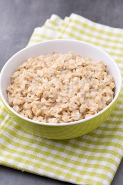 Yabanmersinli yulaf lapası. sağlıklı kahvaltı.