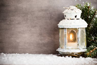 Yılbaşı ağacı olan bir fener, Noel süsü. Tebrik Kartı.