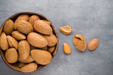 İzinli bir grup badem fıstığı. Ahşap arka plan..