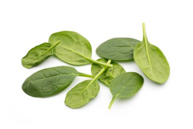 Taze ıspanak beyazda izole edilmiş..