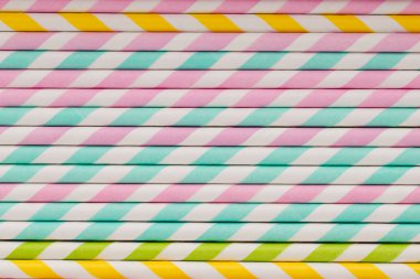 Smoothie için renkli pipetler.