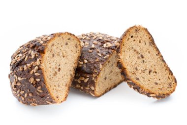 Beyaz arka planda izole edilmiş çavdar ekmeği dilimleri.