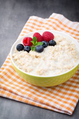 Böğürtlen ve böğürtlenli yulaf lapası.