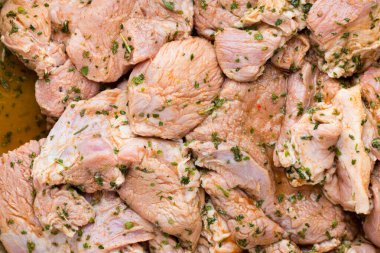 Salamurada taze domuz eti parçaları..