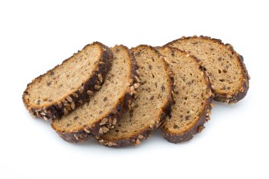 Beyaz arka planda izole edilmiş çavdar ekmeği dilimleri.