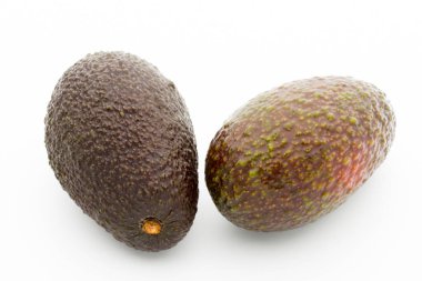 Beyaz arkaplanda Avokado izole.