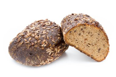 Beyaz arka planda izole edilmiş çavdar ekmeği dilimleri.