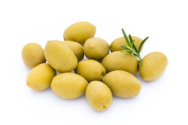 Turşulu yeşil zeytin, beyaz arka planda ağaç dalı.
