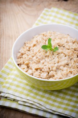 Yabanmersinli yulaf lapası. sağlıklı kahvaltı.