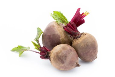 Pancar kökü beyaz arkaplanda izole edildi.