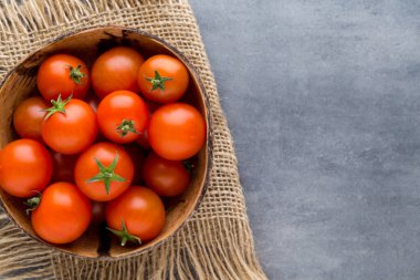 Gri arkaplanda domates.