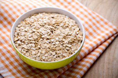 Yabanmersinli yulaf lapası. sağlıklı kahvaltı.