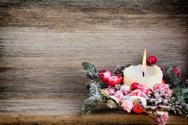 Kırmızı böğürtlenlerden, kürk ağacından ve konilerden Noel çelengi.