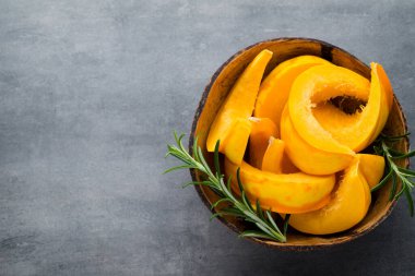 Gri arkaplanda balkabağı dilimleri.