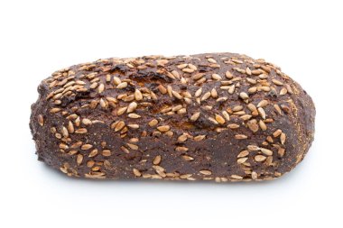 Beyaz arka planda izole edilmiş çavdar ekmeği dilimleri.