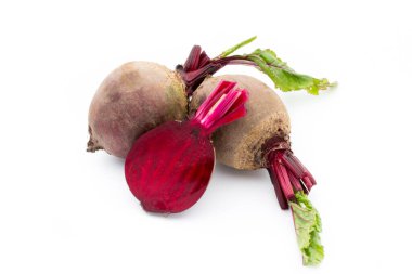 Pancar kökü beyaz arkaplanda izole edildi.