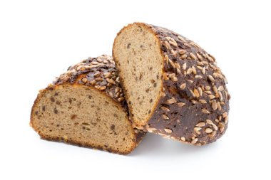 Beyaz arka planda izole edilmiş çavdar ekmeği dilimleri.