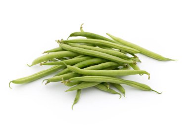 Beyaz arkaplanda yeşil fasulyeler izole edilmiş..