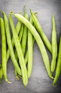 Gri arkaplanda yeşil fasulye.
