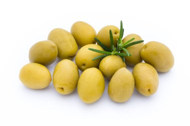 Turşulu yeşil zeytin, beyaz arka planda ağaç dalı.
