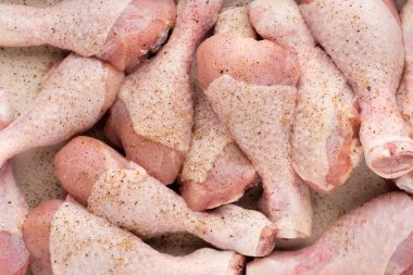 Tabakta taze tavuk eti. Baharatlı..