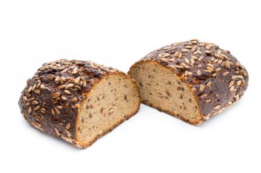 Beyaz arka planda izole edilmiş çavdar ekmeği dilimleri.