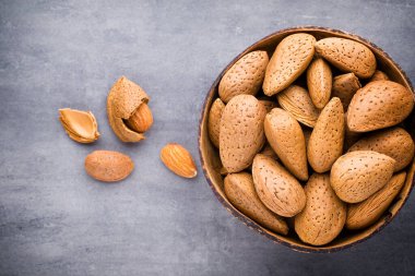 İzinli bir grup badem fıstığı. Ahşap arka plan..