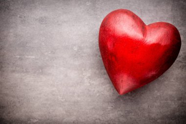 Sevgililer Günü tebrik kartı. Ahşap bir arka planda kalp.